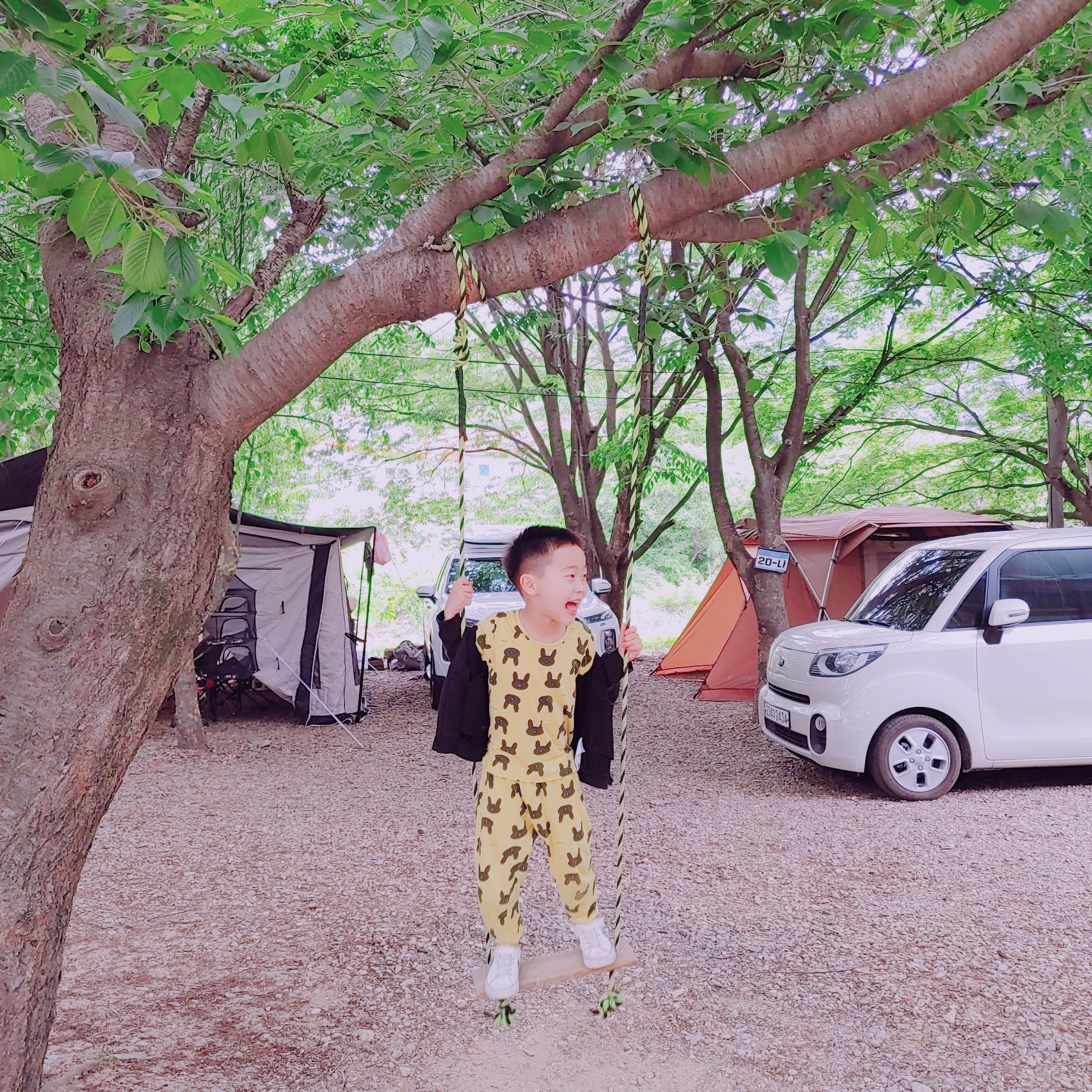 아이비_캠핑장_그네타는_아들