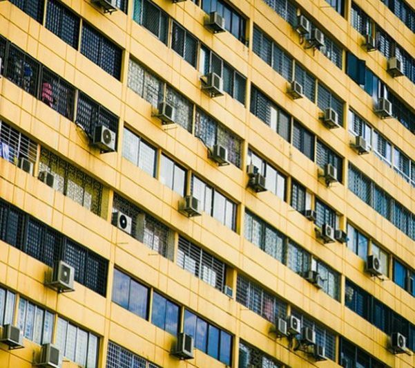 아파트 창문에 빼곡히 있는 실외기