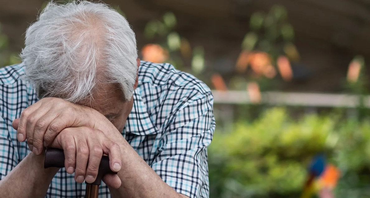 돈 걱정에 고개를 떨군 시니어