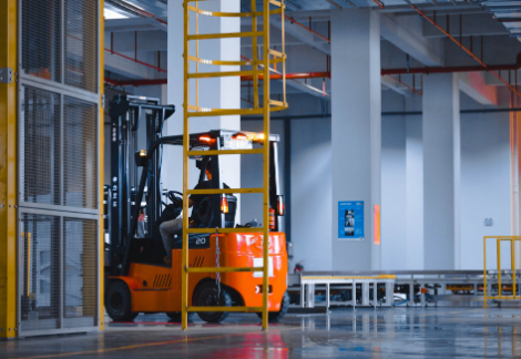 BYD 전동지게차 완벽 가이드 - 리튬인산철 배터리의 혁신으로 물류 현장의 게임체인저가 되다