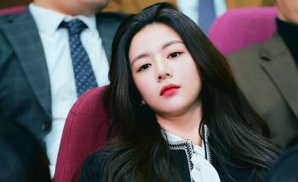 무표정한-고윤정-배우
