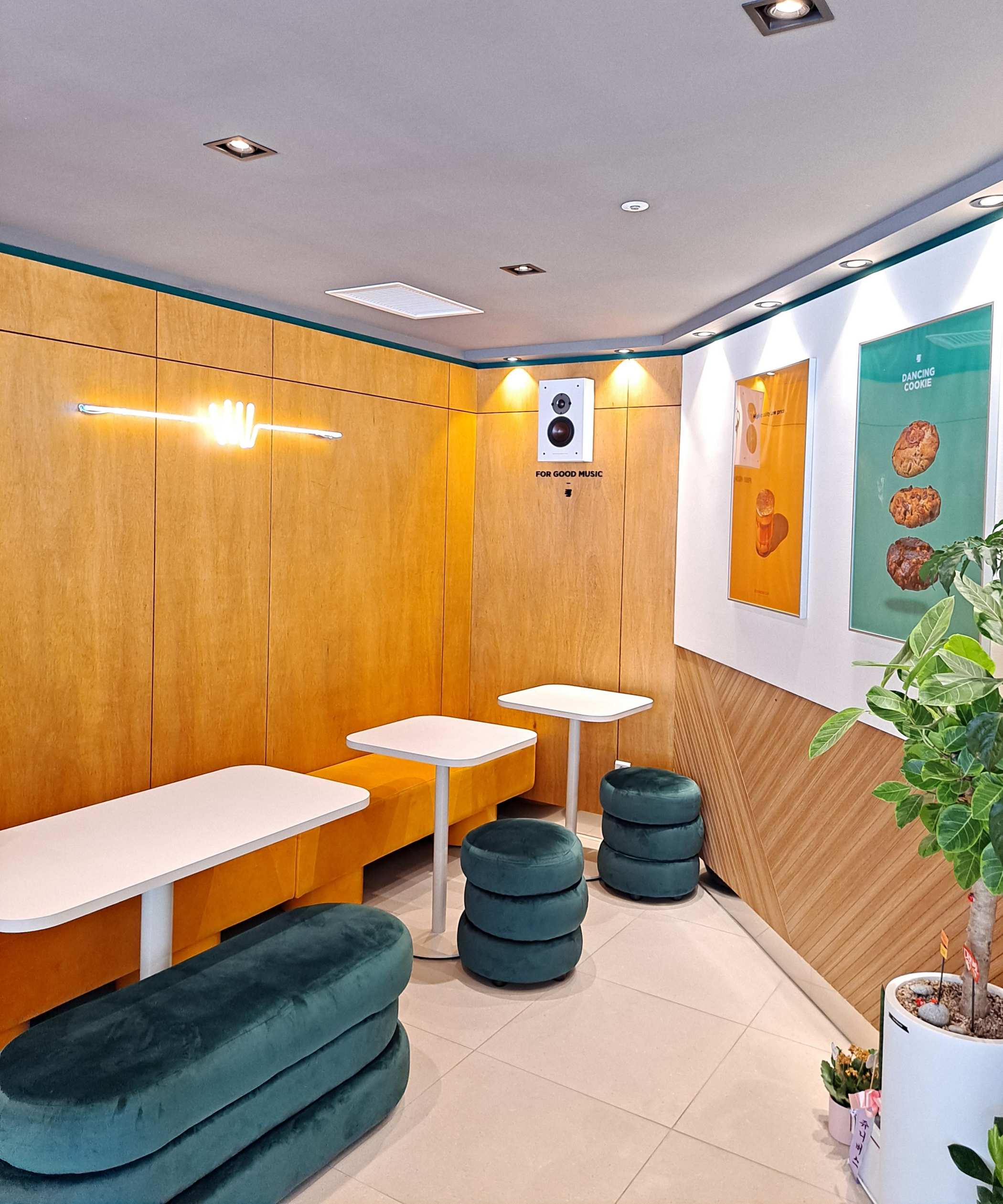 댄싱컵 매장 좌석