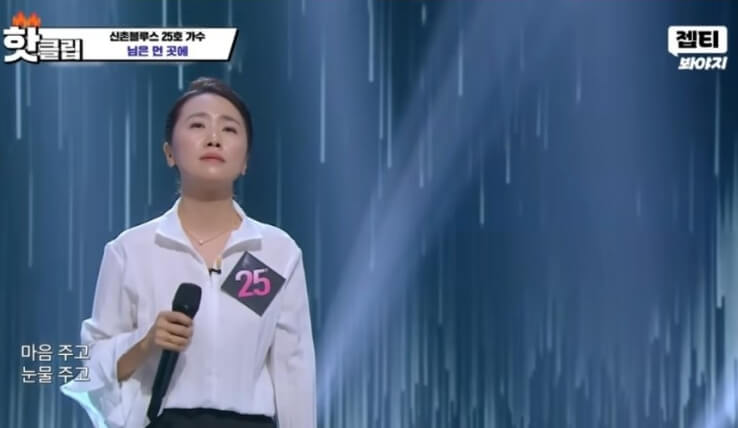 마이크를들고있는-머리묶은여성의모습