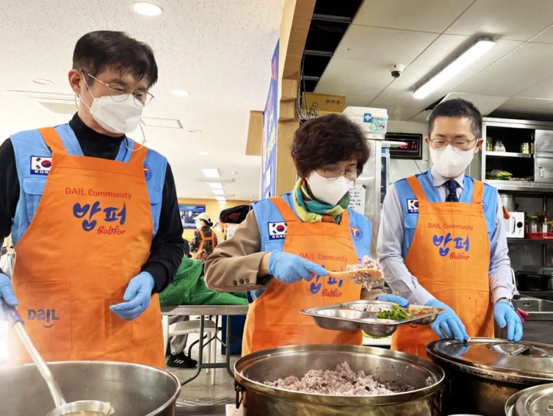 이우석 회장은 “김우중 의료봉사상 상금을 의미 있게 쓰고자 후원하게 되었으며, 추운 날씨에 어려움을 겪는 이웃들에게 작은 도움을 줄 수 있어 기쁘다”고 밝혔다.