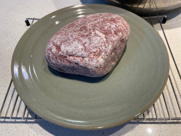 열탕 소독된 오이지 담그기 도구 식힘망에 올리고, 곰솥은 자연 건조