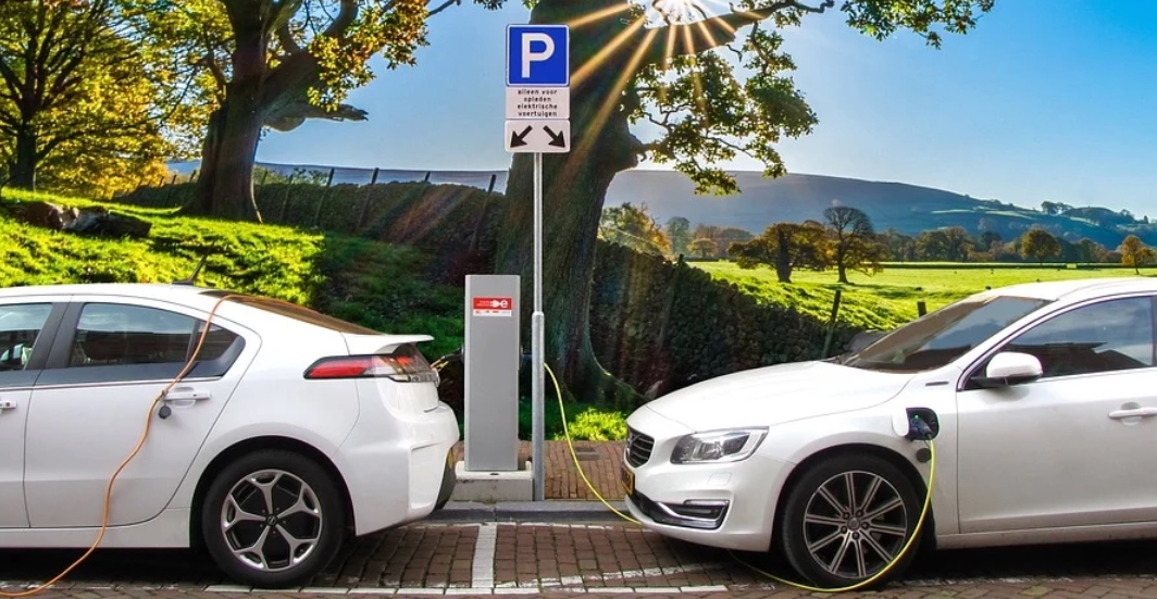 전기차 충전하는 장면