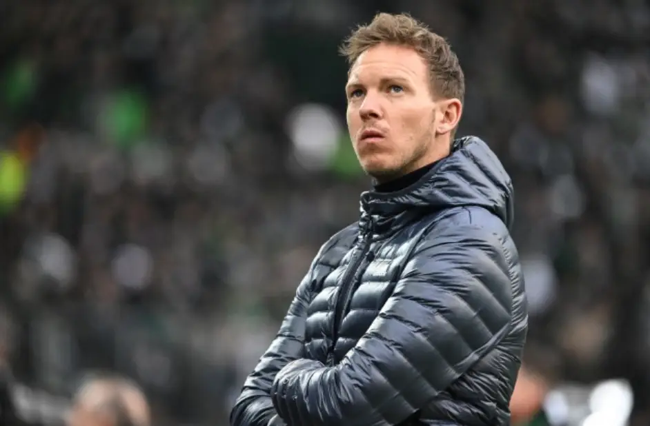 클린스만-축구장에서 검은 겨울점퍼를 입고 팔장낀채 서있는 율리안 나겔스만