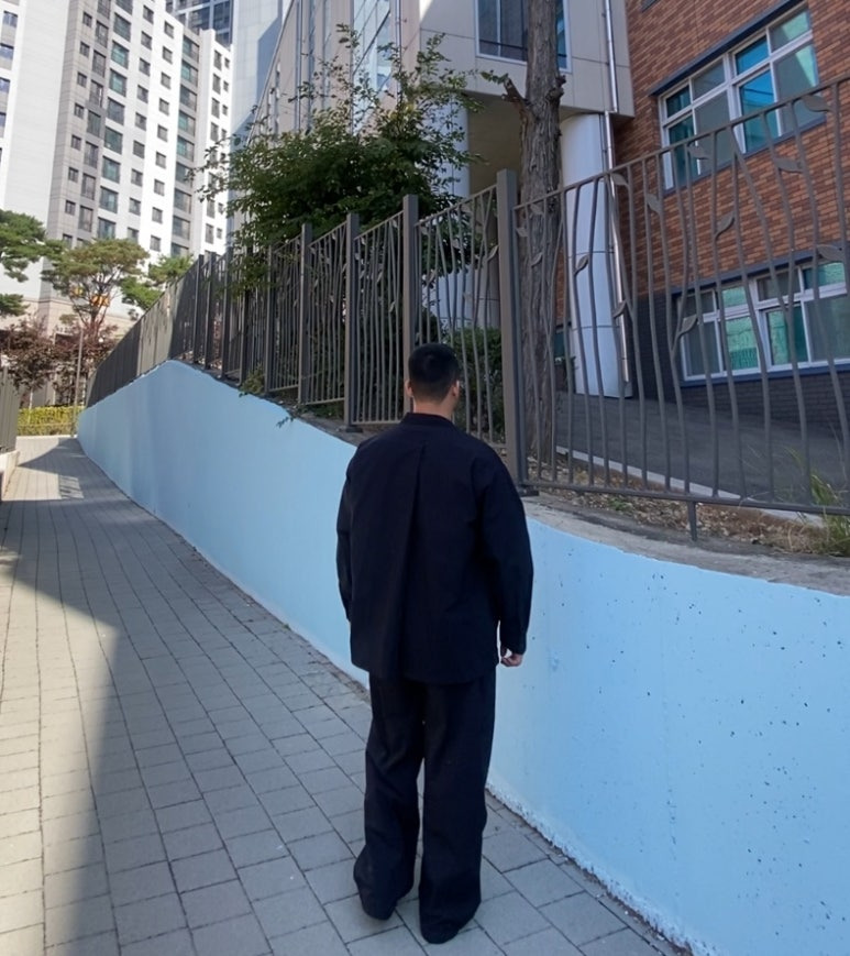 데일리룩('26. 10. 17.)오클리 선글라스 아이자켓 리덕스, 지유 X 엔지니어드 가먼츠 코드레인 재킷 팬츠 셋업, 어커버 티셔츠, kinch!킨치 shower 808 더비슈즈