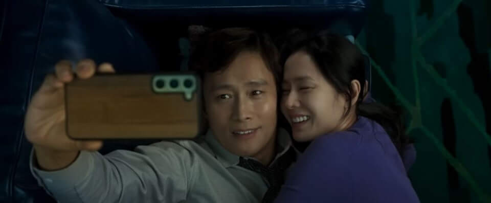 영화 속 주연배우 장면