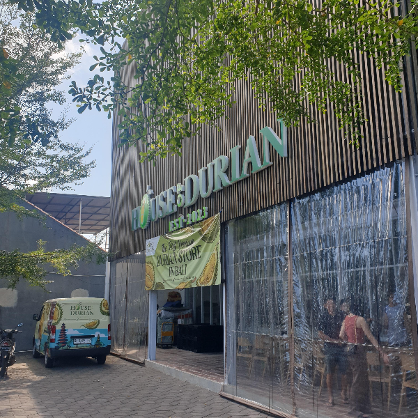 House of Durian Bali 간판이 보인데 출이구 쪽은 비닐로 막혀있다. 현수막으로 광고 중이다.