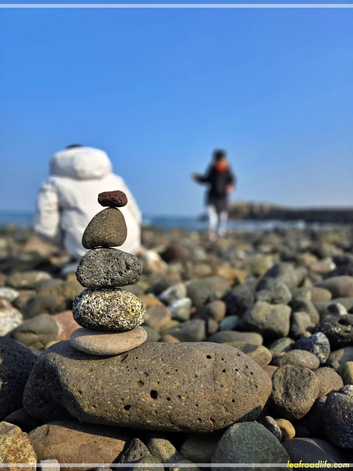 제주-알작지-해변-몽돌을-쌓은-돌탑