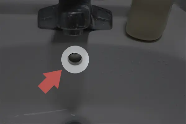 꿉꿉한 냄새의 원인 중 하나인 오버플로우 홀