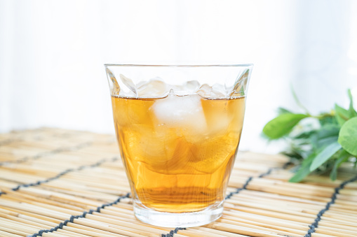 얼음을-넣은-보리차