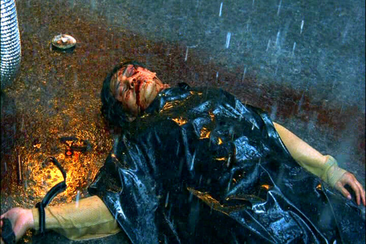 피를 흘리고 바닥에 누워있는 죽은 병구