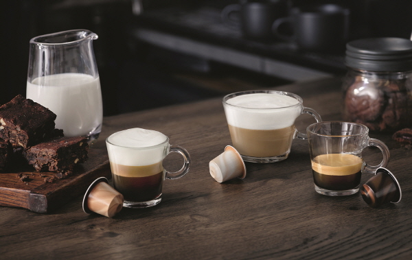 바리스타 레시피 메이커로 만든 우유 음료 컵