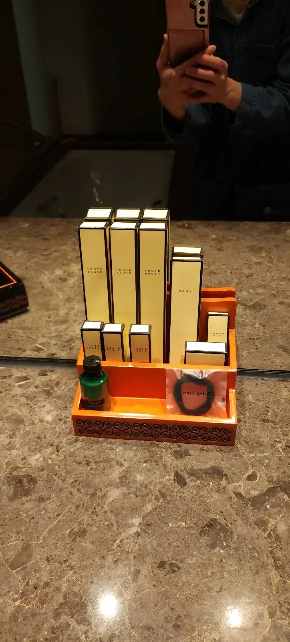 화장실-세먄대위에-어매니티가-배치되있는-사진