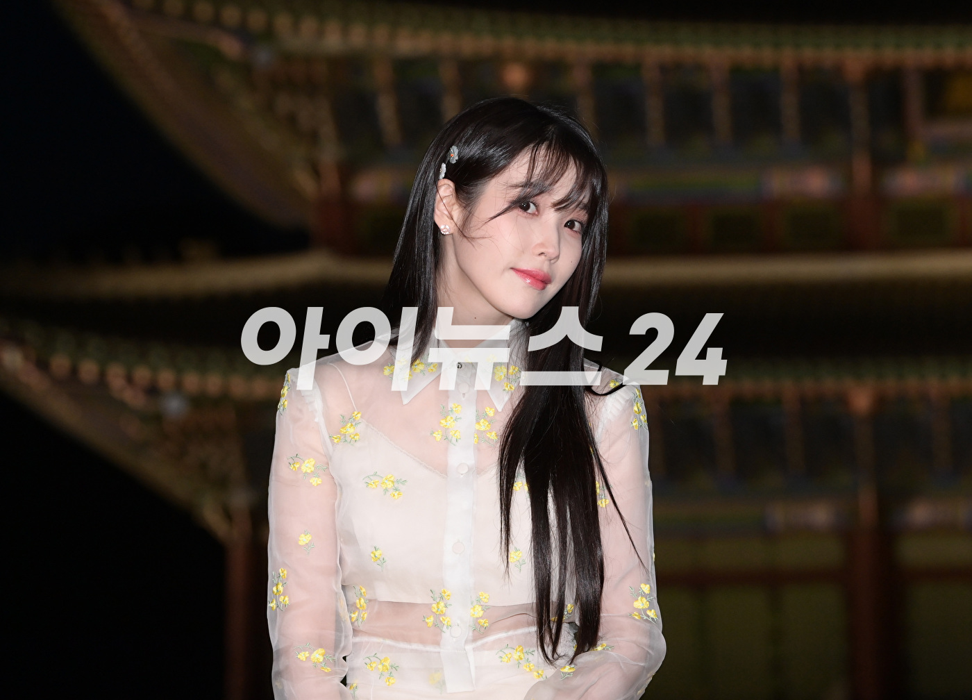 '눈부신 미모의 기부천사'</b> 가수 겸 배우 아이유가 16일 오후 서울 경복궁에서 진행된 구찌(Gucci) 2024 크루즈 패션쇼에 참석하고 있다. [사진=정소희 기자]