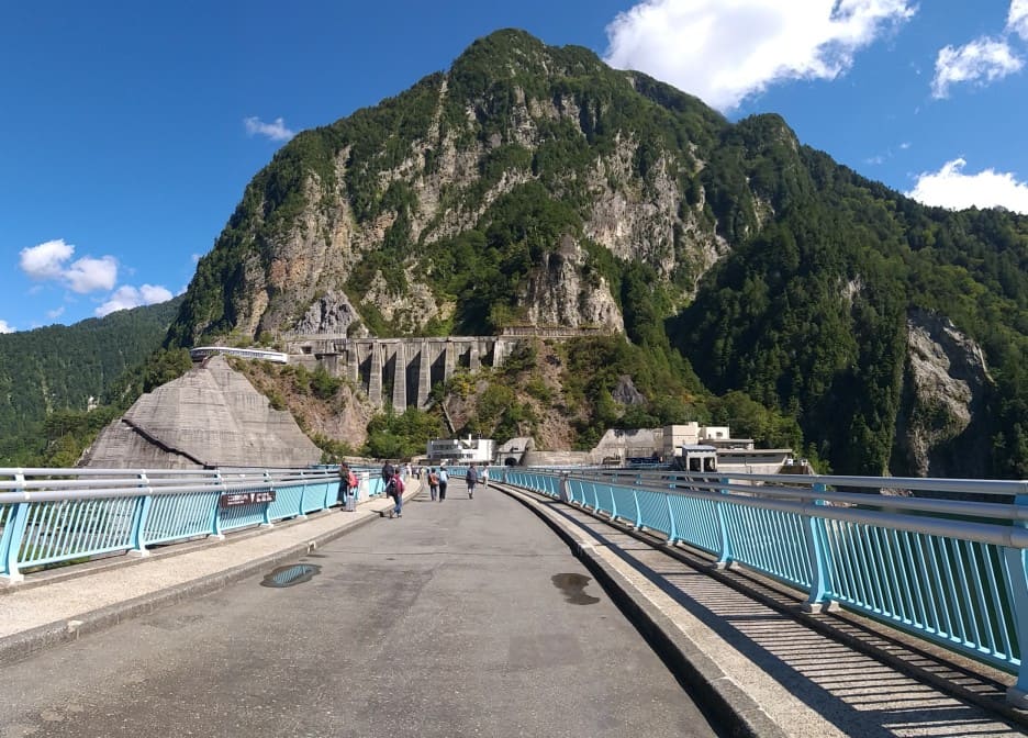 구로베 댐 위를 걸어서 이동해요