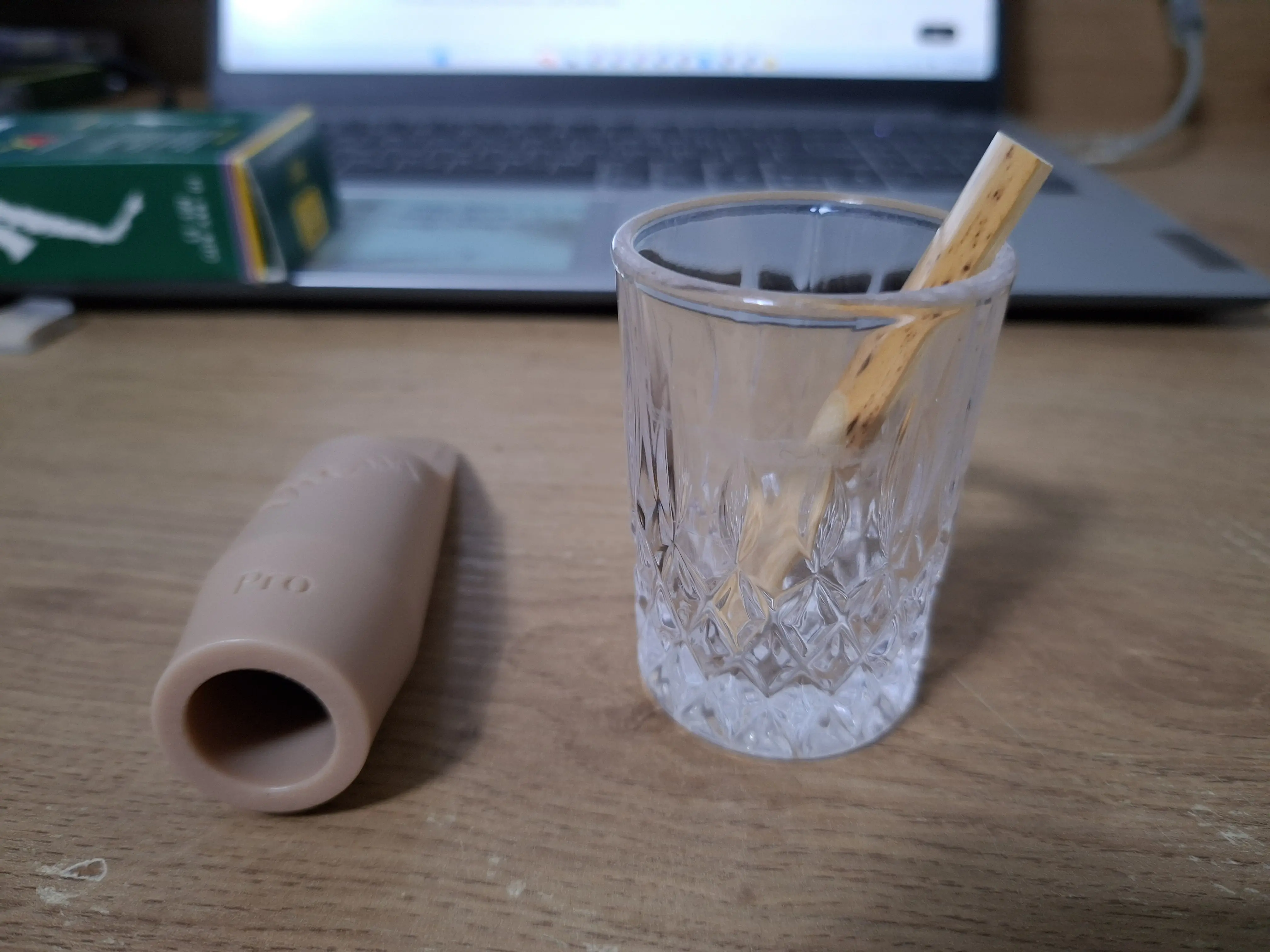 리드가 담긴 작은 유리컵에 물을 넣고 리드에 수분을 공급하기 위한 준비 이미지