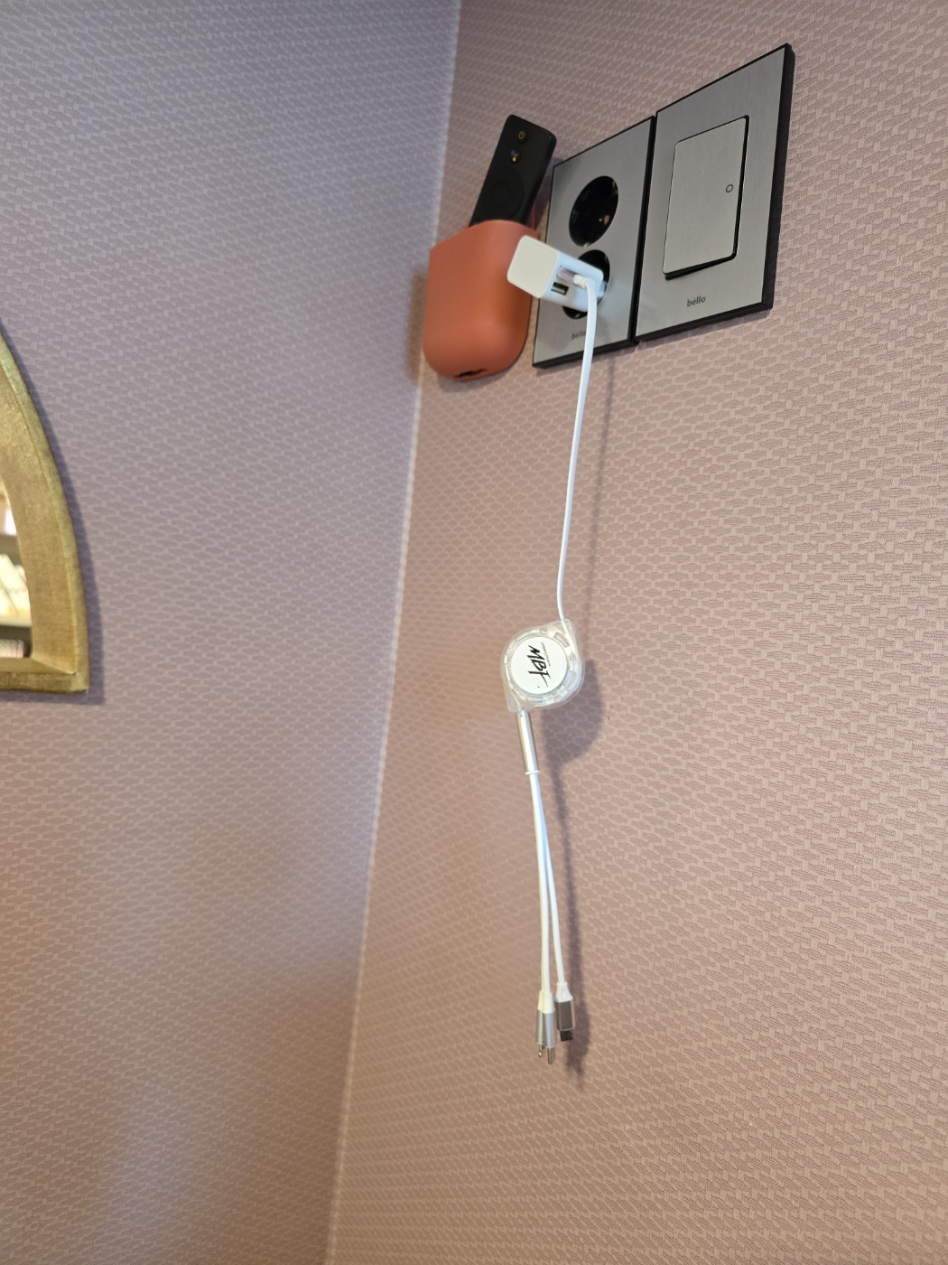 충전과 빔크로젝트 리모컨이 구비되어있어요