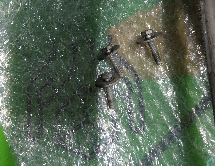 쉐보레 12년식 스파크 와이퍼 모터 고정볼트는 10미리 복스홀 렌치로 풀기 가능함.