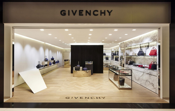 지방시(Givenchy)는 오드리 헵번과 리틀 블랙 드레스, 메건 마클의 결혼식 드레스 등 패션사에 길이 남을 아이코닉한 순간들을 통해 고유의 우아한 매력을 유지해온 브랜드입니다.