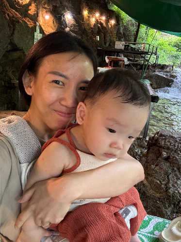 테이블에 앉아 찬솔이와 셀카를 찍은 찬솔엄마