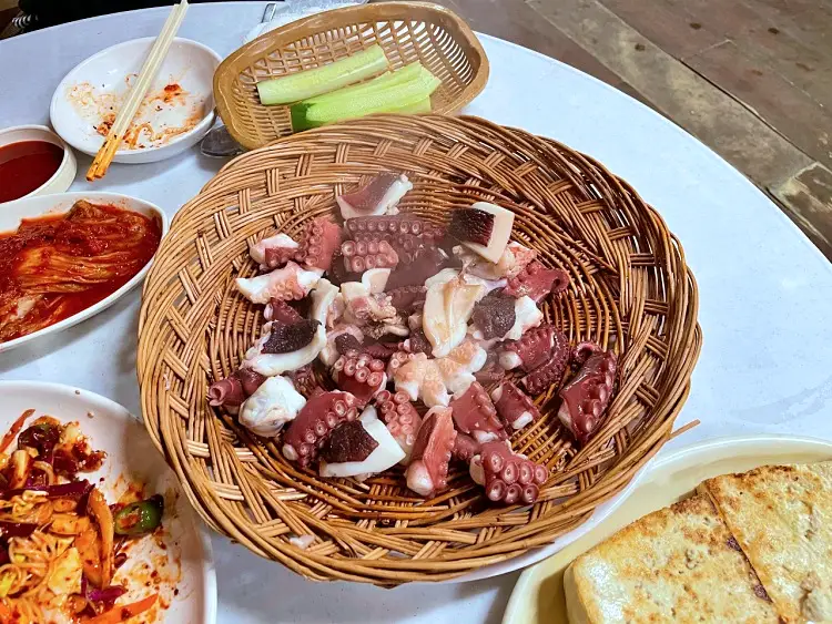 식객 허영만 백반기행 160회 김지민 편 다찌 느낌의 문어 숙회, 골뱅이무침, 두부 튀김, 해물 수제비 동해 삼척 7번국도 노포 맛집 소개