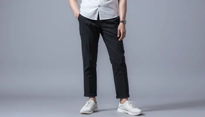 고관절 통증 원인으로 엉덩이 부위를 잡으며 불편해하는 모습