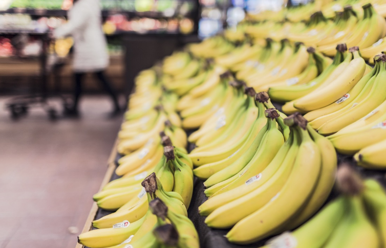 마트 매대에 바나나가 나열된 사진