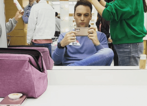 헤어메이크업 중인 기욤 패트리