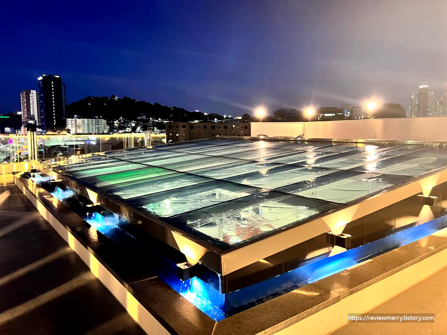 루프탑 폭포 인테리어