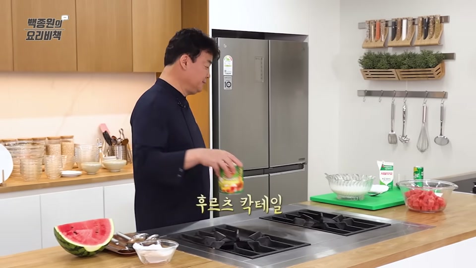 수박, 우유, 사이다, 후르츠칵테일 통조림을 한눈에 담은 모습