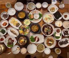 반찬-20가지가-넘는-식탁