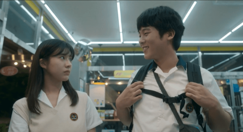 남녀주인공이 편의점에서 서로를 바라보는 모습