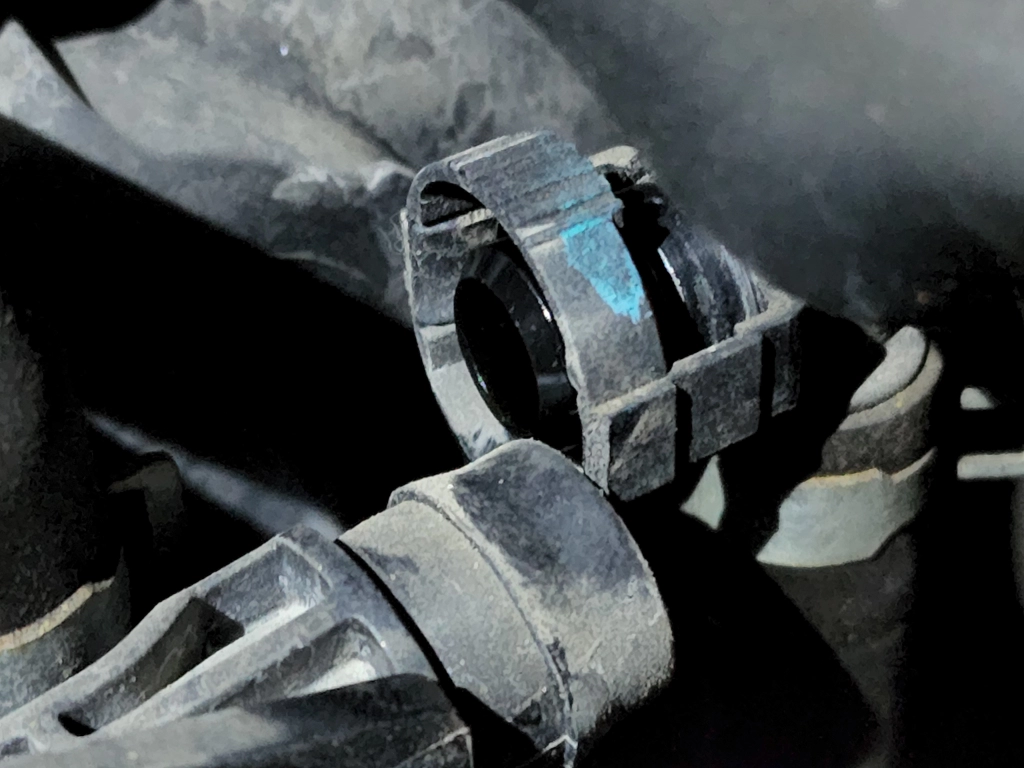 엔진 상단 뒤쪽의 연결 부위