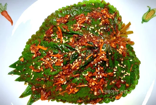 저염-깻잎김치가-양념장이-골고루-잘-발라져-먹음직스러운-상태로-접시에- 담긴-모습