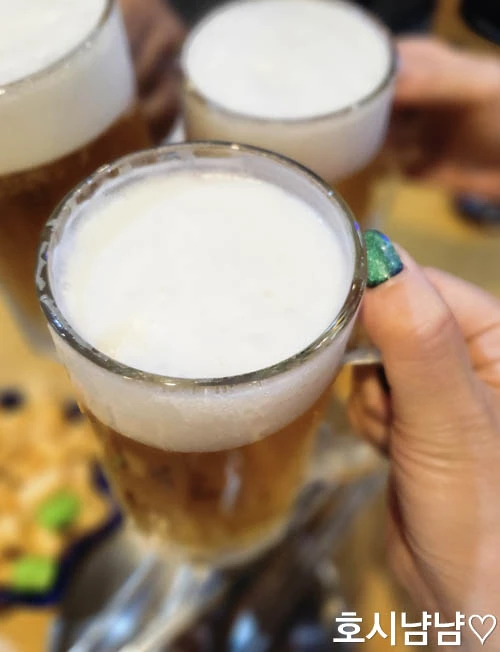 누나홀닭 하남풍산점 시원한 생맥주 한잔 – 치킨과 찰떡궁합, 친구들과 건배하는 순간