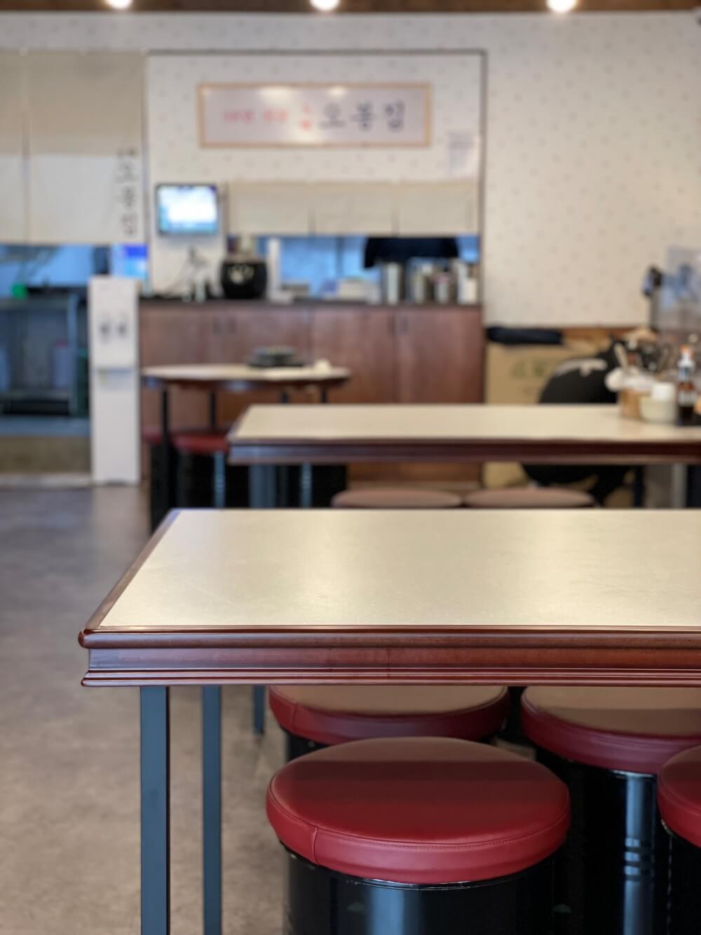 오봉집-인계점-테이블-및-의자-모습