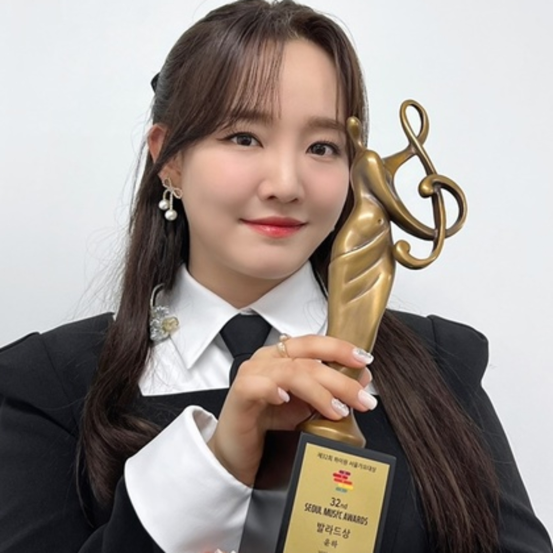 윤하-트로피-들고-미소짓는-모습