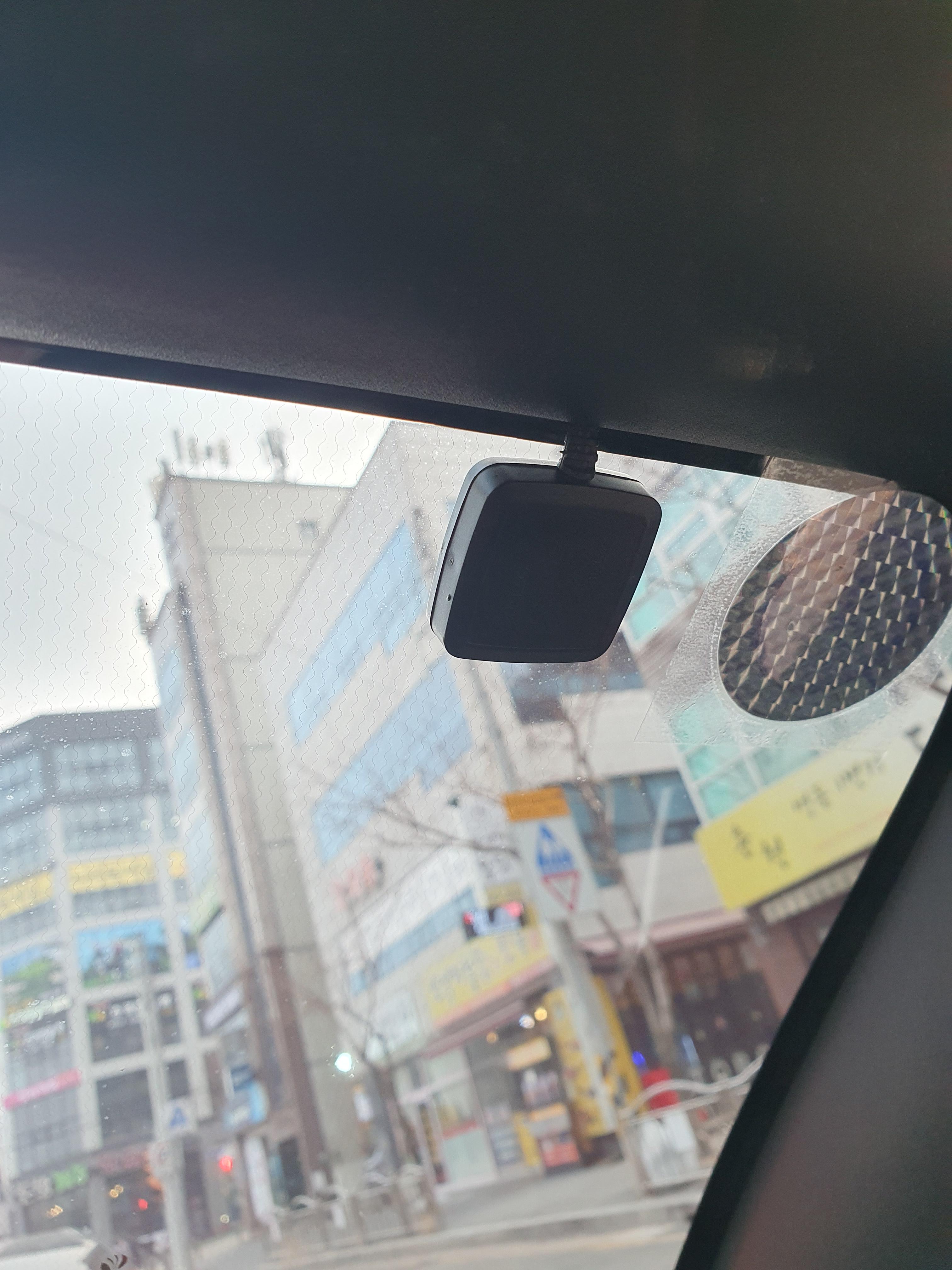 트위지에 달린 LX2000 블박에 외장GPS를 연결해서 달았다.