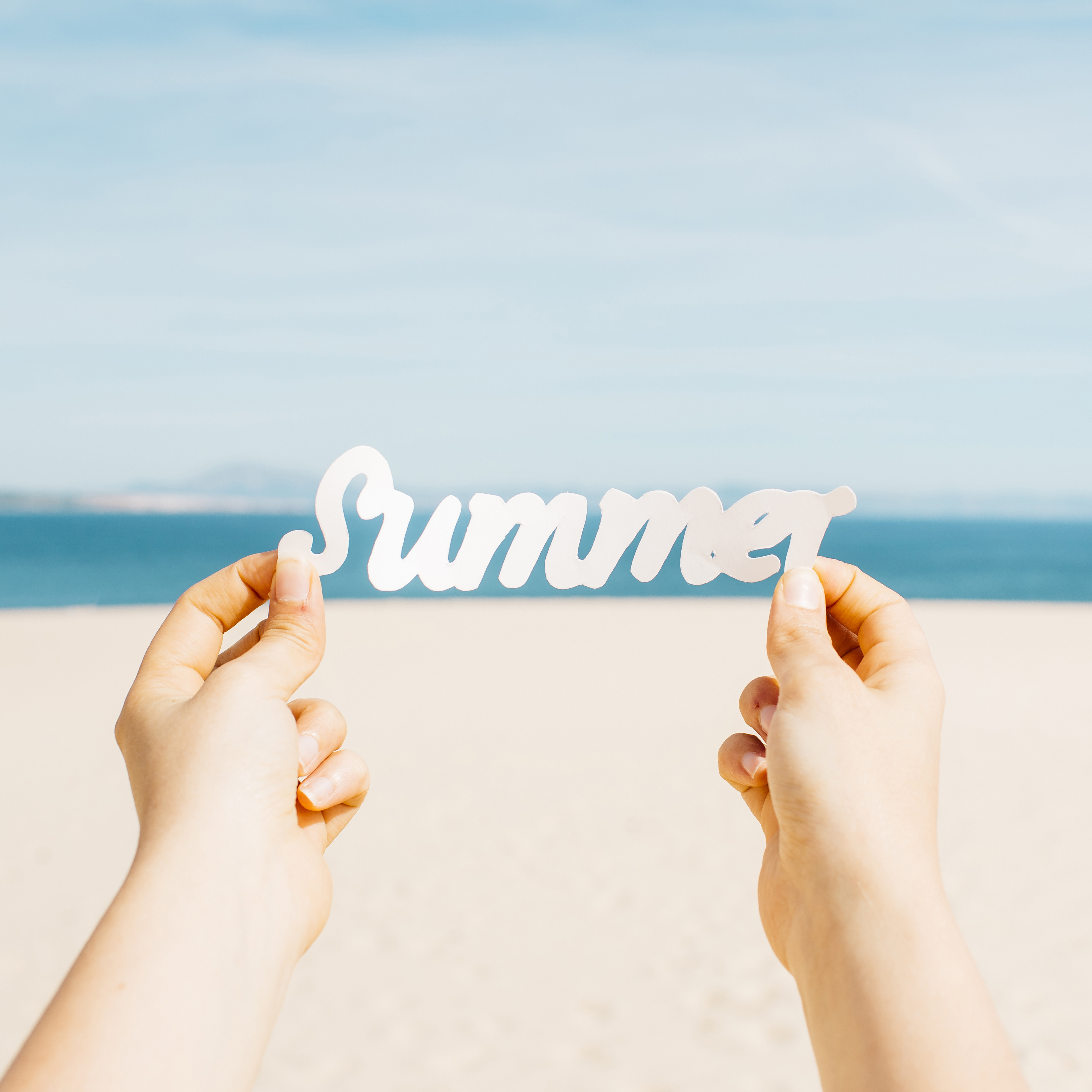 여름 바다에 놓인 summer 레터링