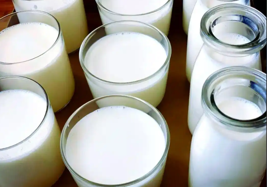 요거트를유리컵에담아놓은사진