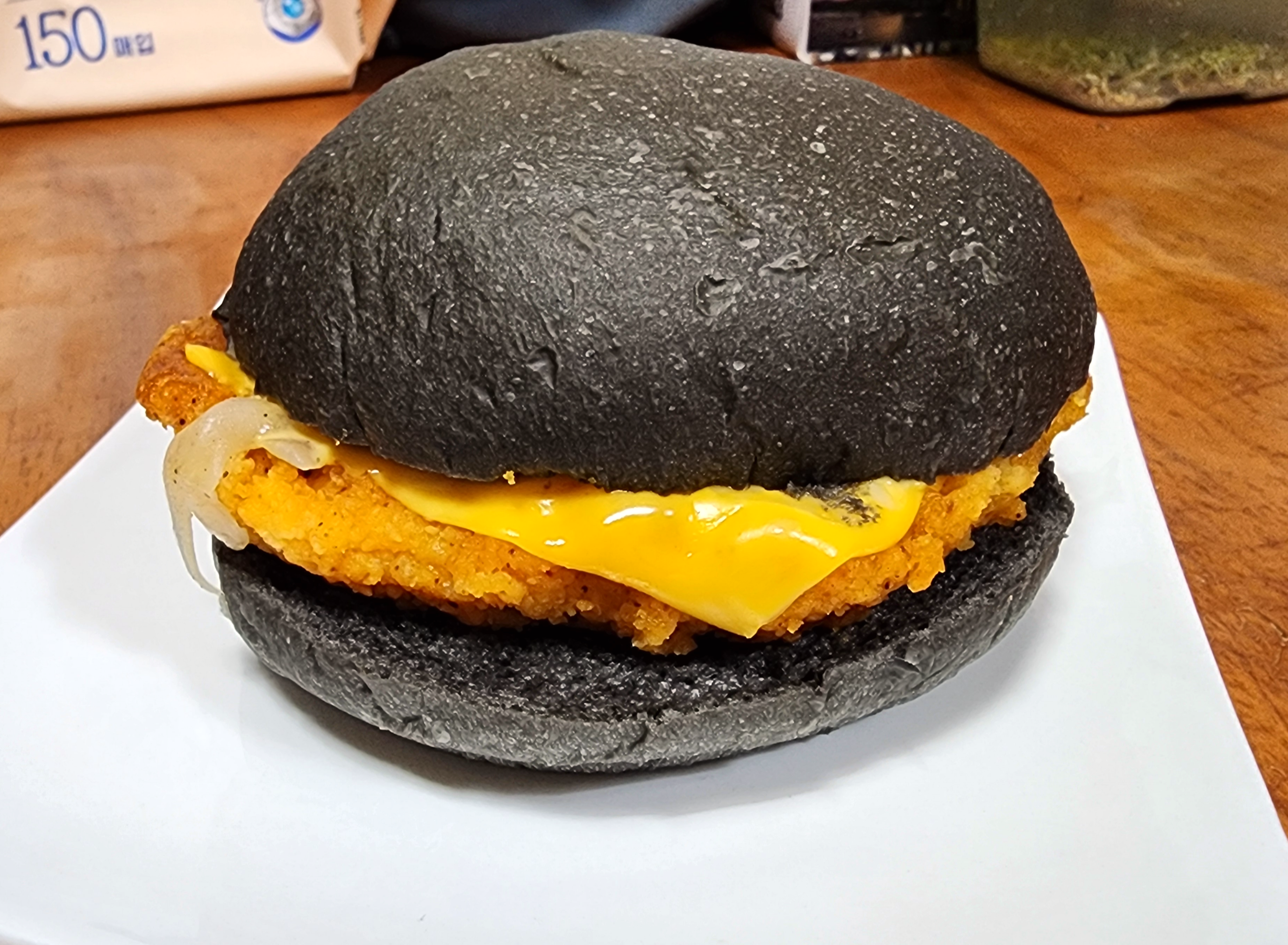 어메이징블랙통치킨버거