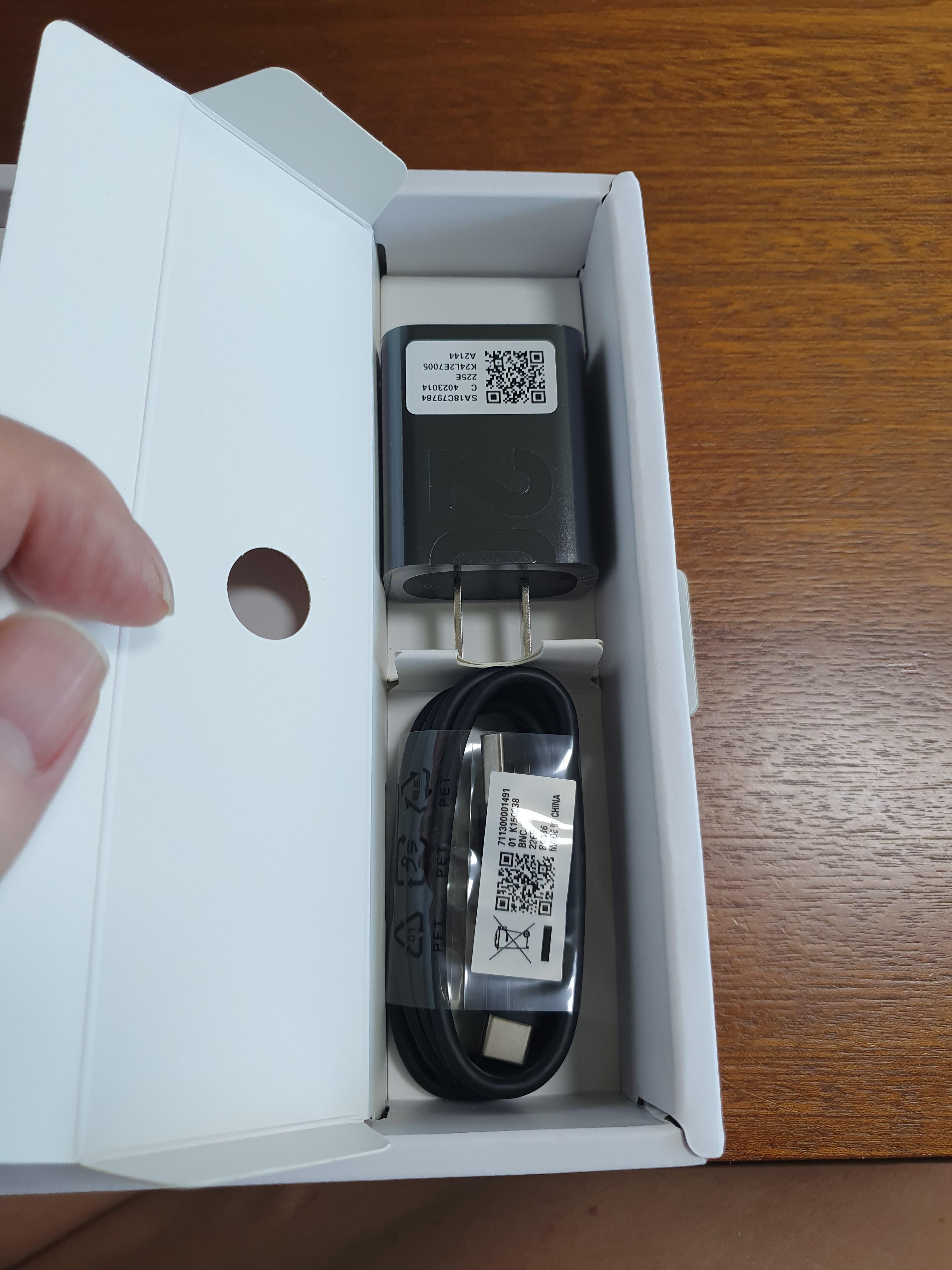 레노버 P12 탭에 동봉된 충전기와 케이블