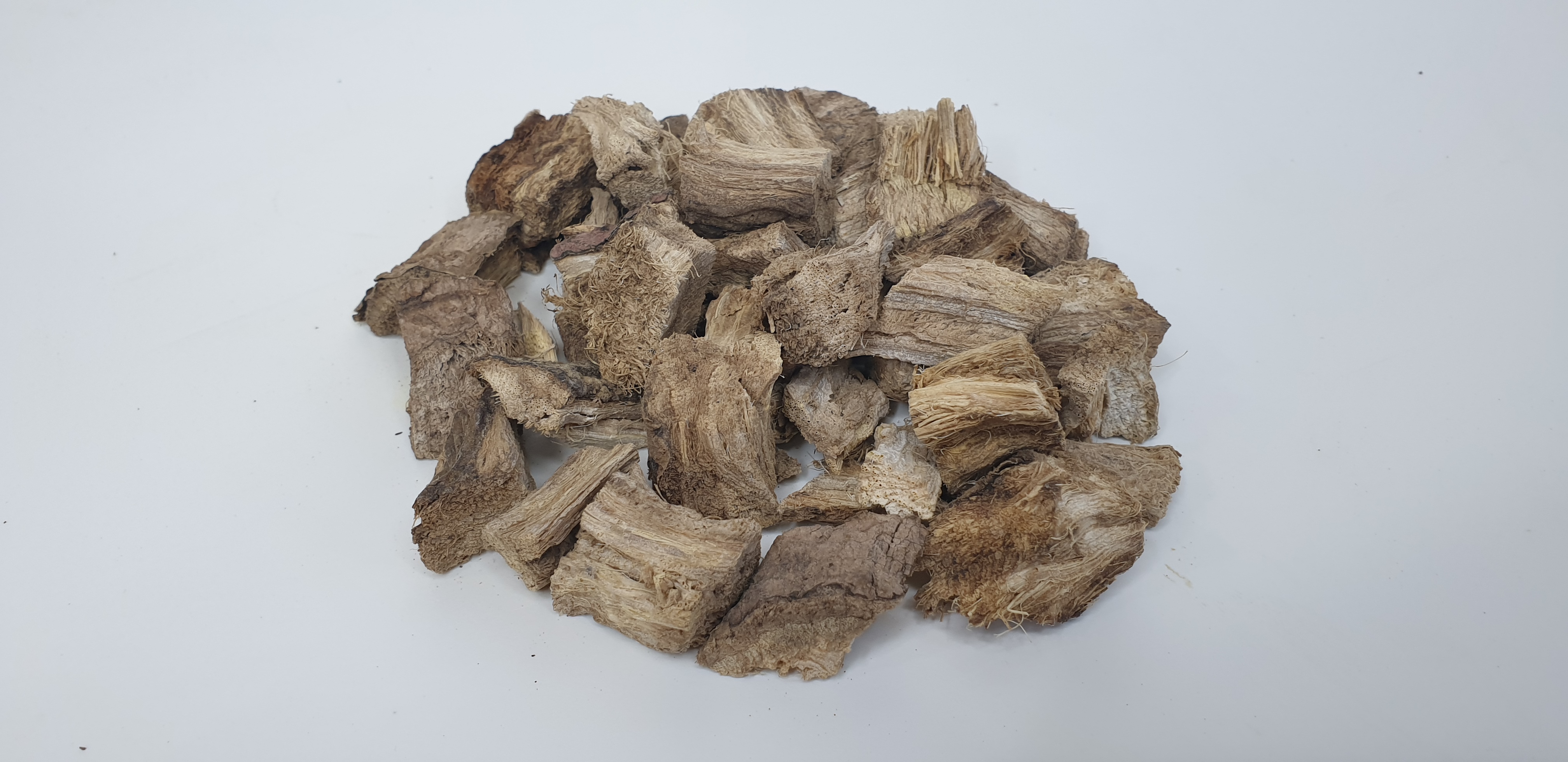 야생의 칡 뿌리인 갈근을 채취하여&#44; 잘 세척을 한 후에 토막으로 잘라서 잘 말린 후에 하얀 바닥 위에 수북하게 펼쳐놓고 찍은 사진