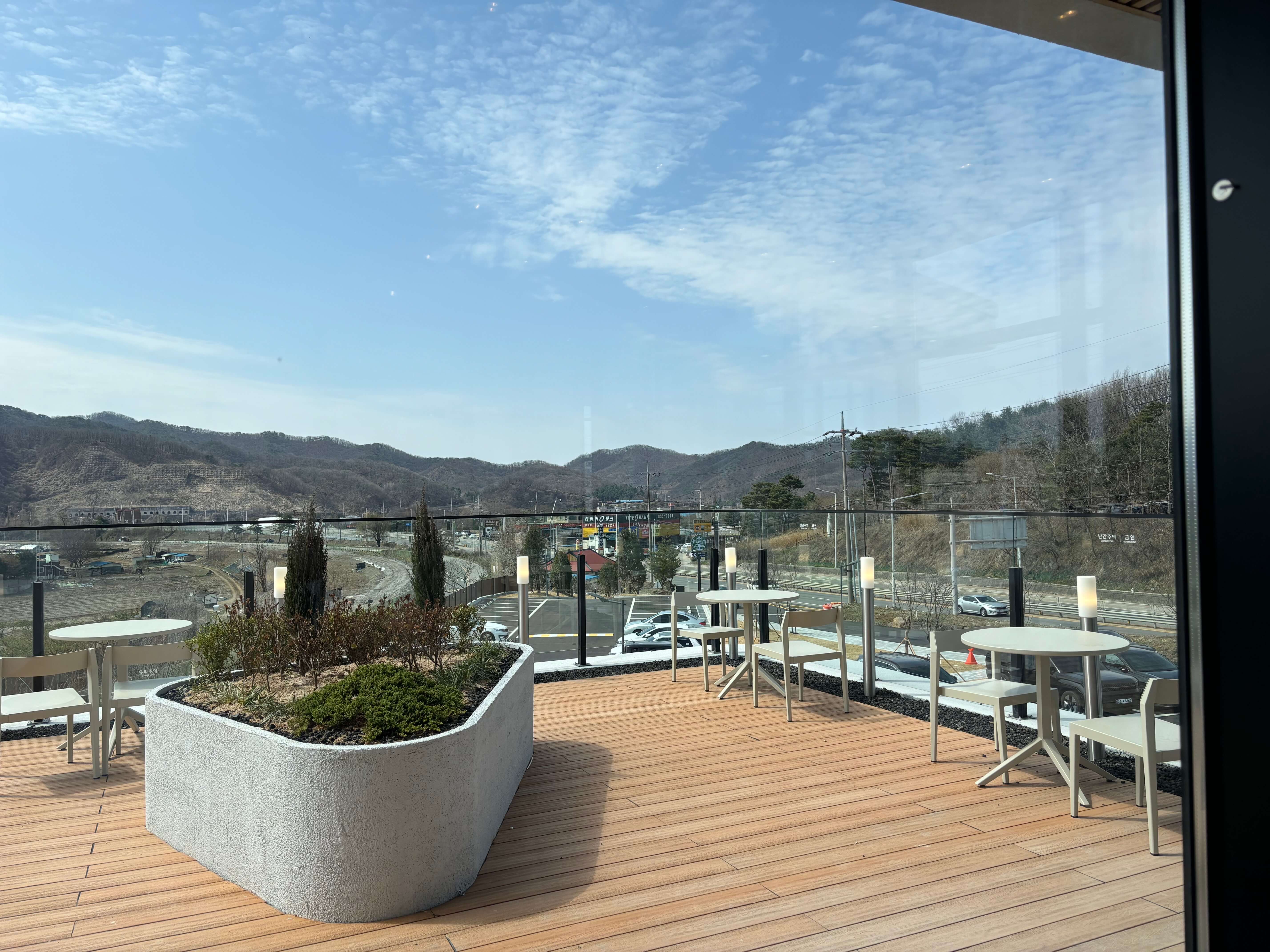 스타벅스 연천전곡DT점 2층 매장