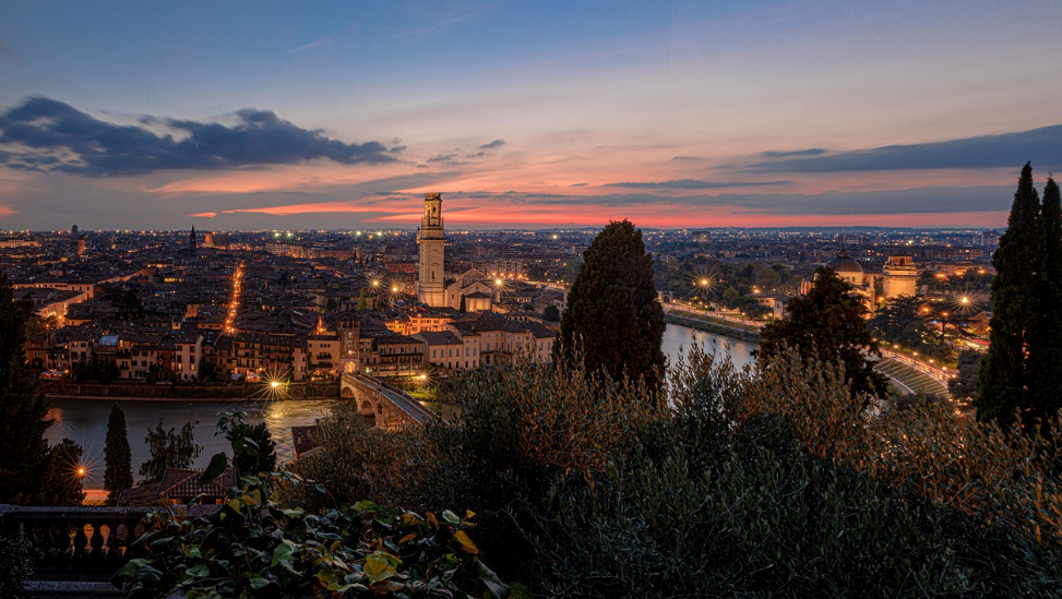 신혼 여행 유럽 소도시 야경 관련 사진