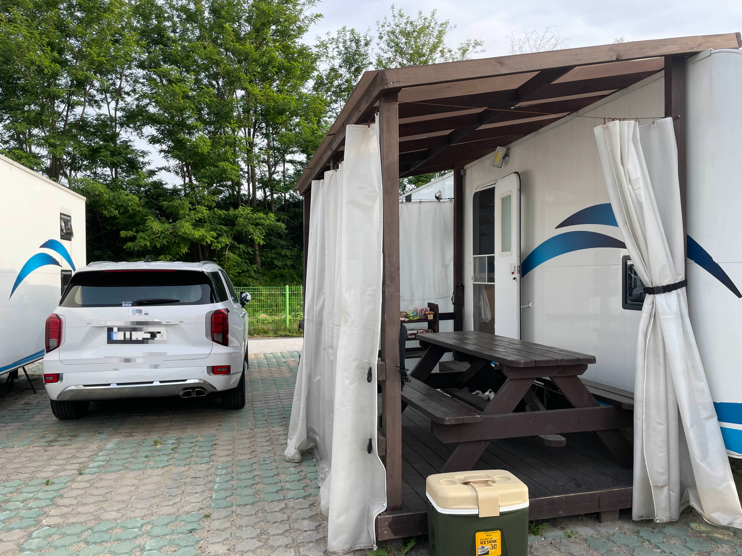 카라반 옆에 주차한 차