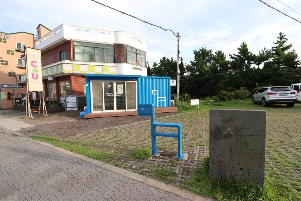 3코스 완주를 증명하는 종점 스탬프 함과 올레 안내소 앞 간세 사진.